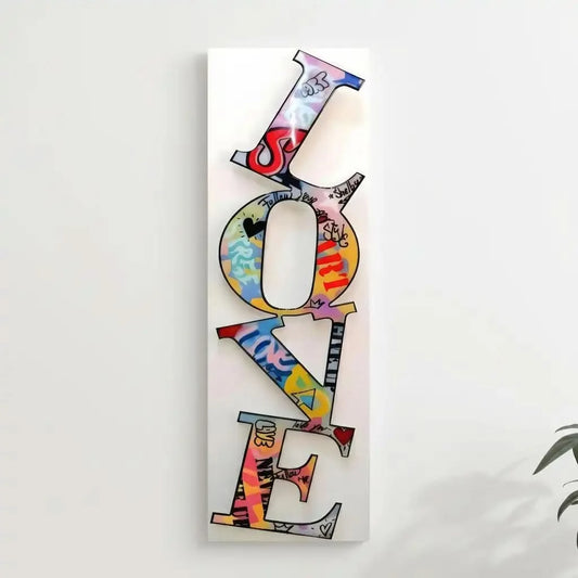 Mot 'LOVE' en street art multicolore, ambiance dynamique et joyeuse, idéal pour salon moderne ou bureau.