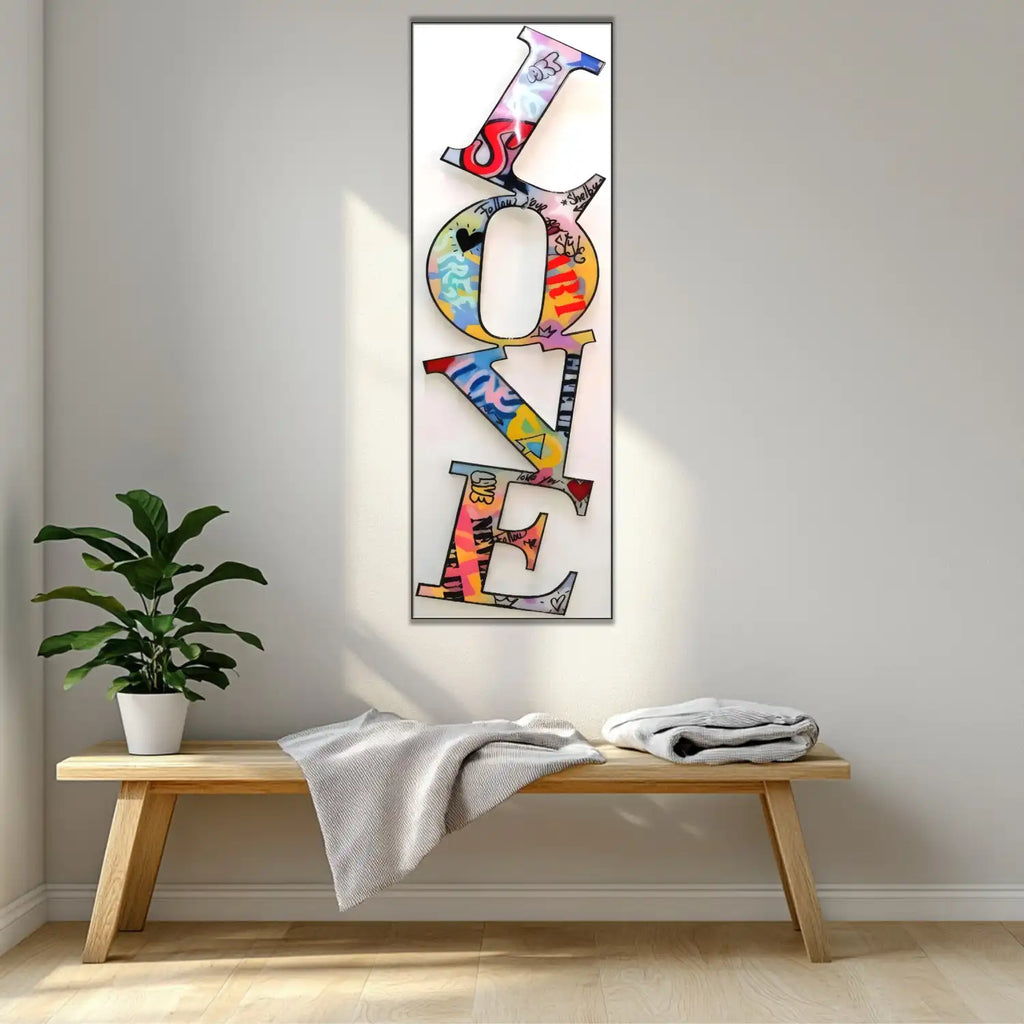Mot 'LOVE' en street art multicolore, ambiance dynamique et joyeuse, idéal pour salon moderne ou bureau.