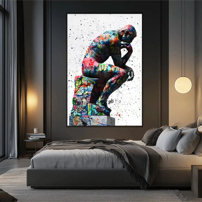 Statue classique recouverte de graffitis multicolores, fond blanc éclaboussé, énergie urbaine pour salon ou bureau moderne.