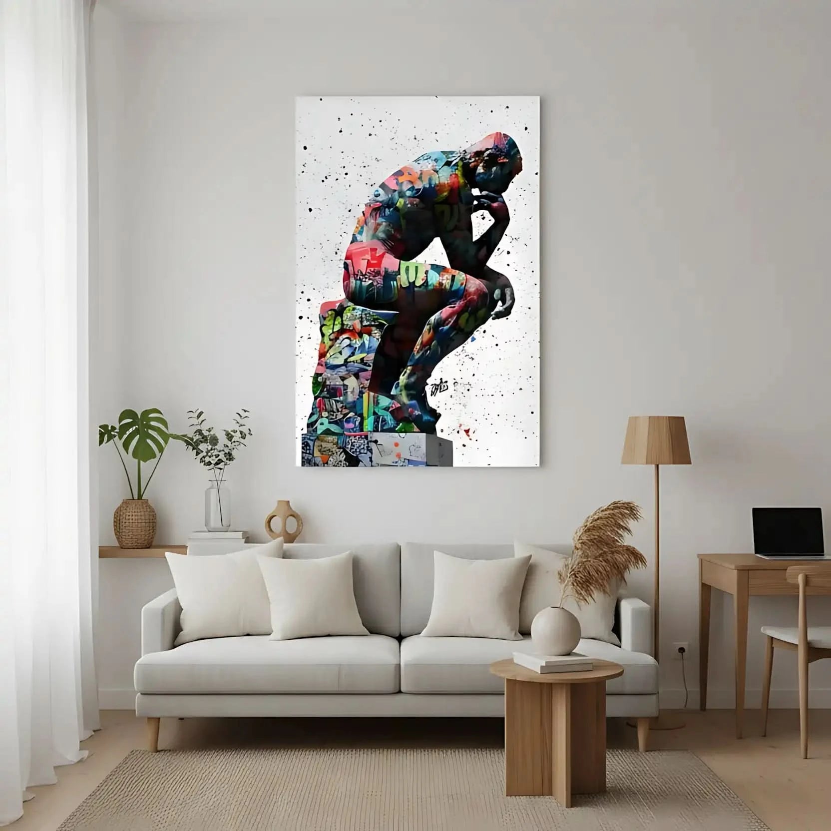 Statue classique recouverte de graffitis multicolores, fond blanc éclaboussé, énergie urbaine pour salon ou bureau moderne.