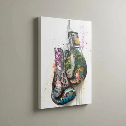 Gants de boxe avec graffitis multicolores, street art dynamique, idéal pour salon moderne ou bureau, ambiance énergique.