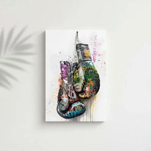 Gants de boxe avec graffitis multicolores, street art dynamique, idéal pour salon moderne ou bureau, ambiance énergique.