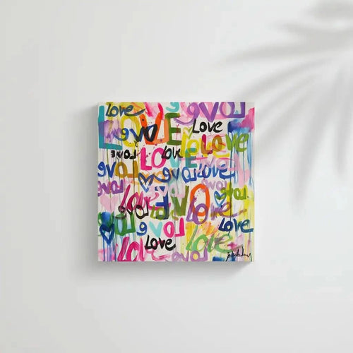 Oeuvre Pop Art avec mots 'Love' multicolores, ambiance joyeuse et dynamique pour salon moderne ou chambre d'adolescent.