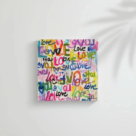 Oeuvre Pop Art avec mots 'Love' multicolores, ambiance joyeuse et dynamique pour salon moderne ou chambre d'adolescent.