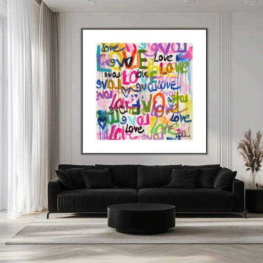 Œuvre Pop Art avec mots 'Love' multicolores, ambiance joyeuse et dynamique pour salon moderne ou chambre d'adolescent.