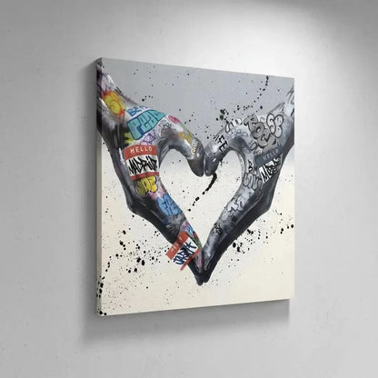 Deux mains formant un coeur avec des graffitis multicolores, ambiance urbaine et moderne pour salon ou bureau.