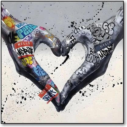 Deux mains formant un cœur avec des graffitis multicolores, ambiance urbaine et moderne pour salon ou bureau.