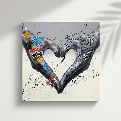 Deux mains formant un coeur avec des graffitis multicolores, ambiance urbaine et moderne pour salon ou bureau.