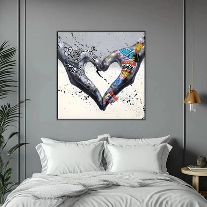 Deux mains formant un cœur avec des graffitis multicolores, ambiance urbaine et moderne pour salon ou bureau.