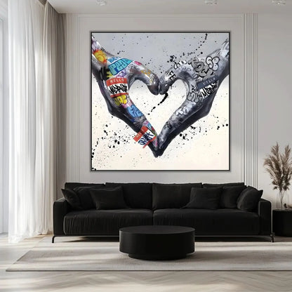 Deux mains formant un cœur avec des graffitis multicolores, ambiance urbaine et moderne pour salon ou bureau.