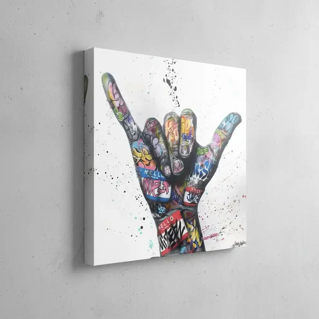 Main ornée de graffitis multicolores sur fond blanc, style street art, ambiance urbaine et dynamique pour salon moderne.