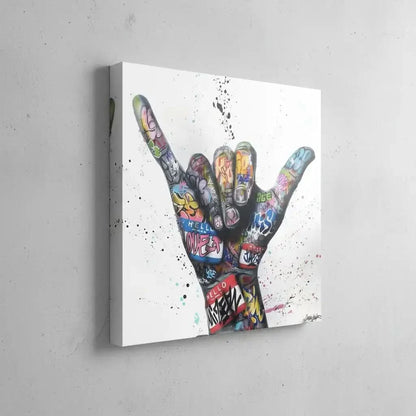 Main ornée de graffitis multicolores sur fond blanc, style street art, ambiance urbaine et dynamique pour salon moderne.