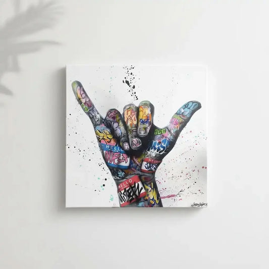 Main ornée de graffitis multicolores sur fond blanc, style street art, ambiance urbaine et dynamique pour salon moderne.