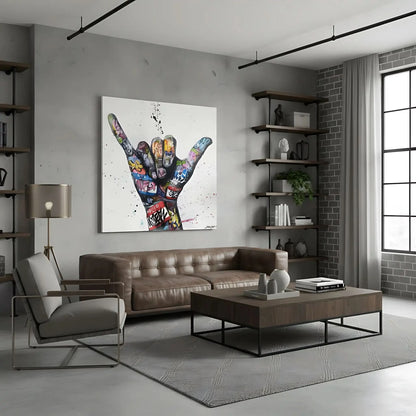 Main ornée de graffitis multicolores sur fond blanc, style street art, ambiance urbaine et dynamique pour salon moderne.