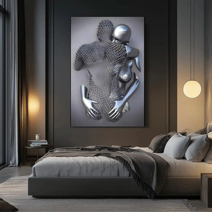 Deux corps métalliques enlacés, argenté lisse et maille grise, dans un tableau abstrait symbolisant l'intimité mystérieuse.