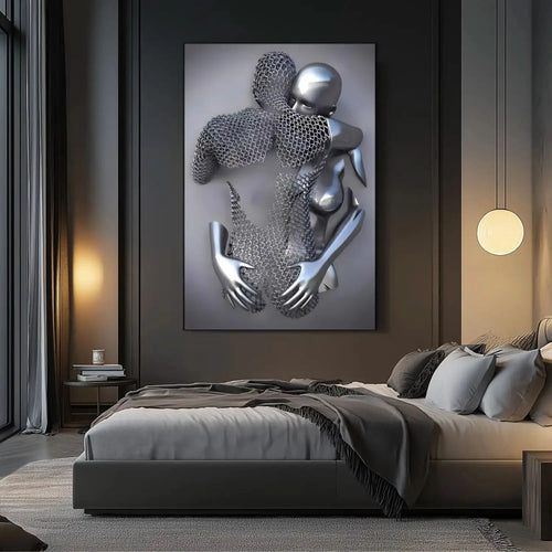 Deux corps métalliques enlacés, argenté lisse et maille grise, dans un tableau abstrait symbolisant l'intimité mystérieuse.