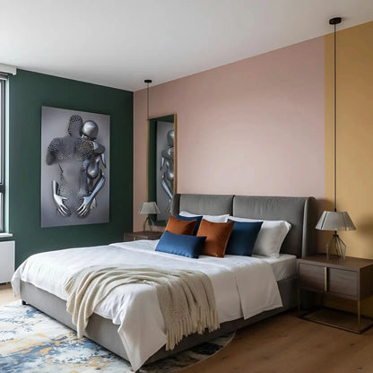 Deux corps métalliques enlacés, argenté lisse et maille grise, dans un tableau abstrait symbolisant l'intimité mystérieuse.