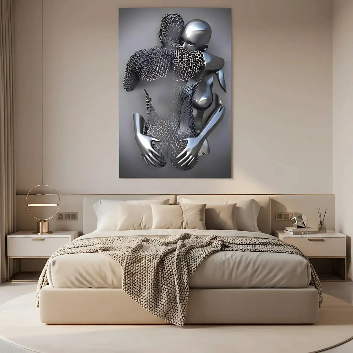 Deux corps métalliques enlacés, argenté lisse et maille grise, dans un tableau abstrait symbolisant l'intimité mystérieuse.