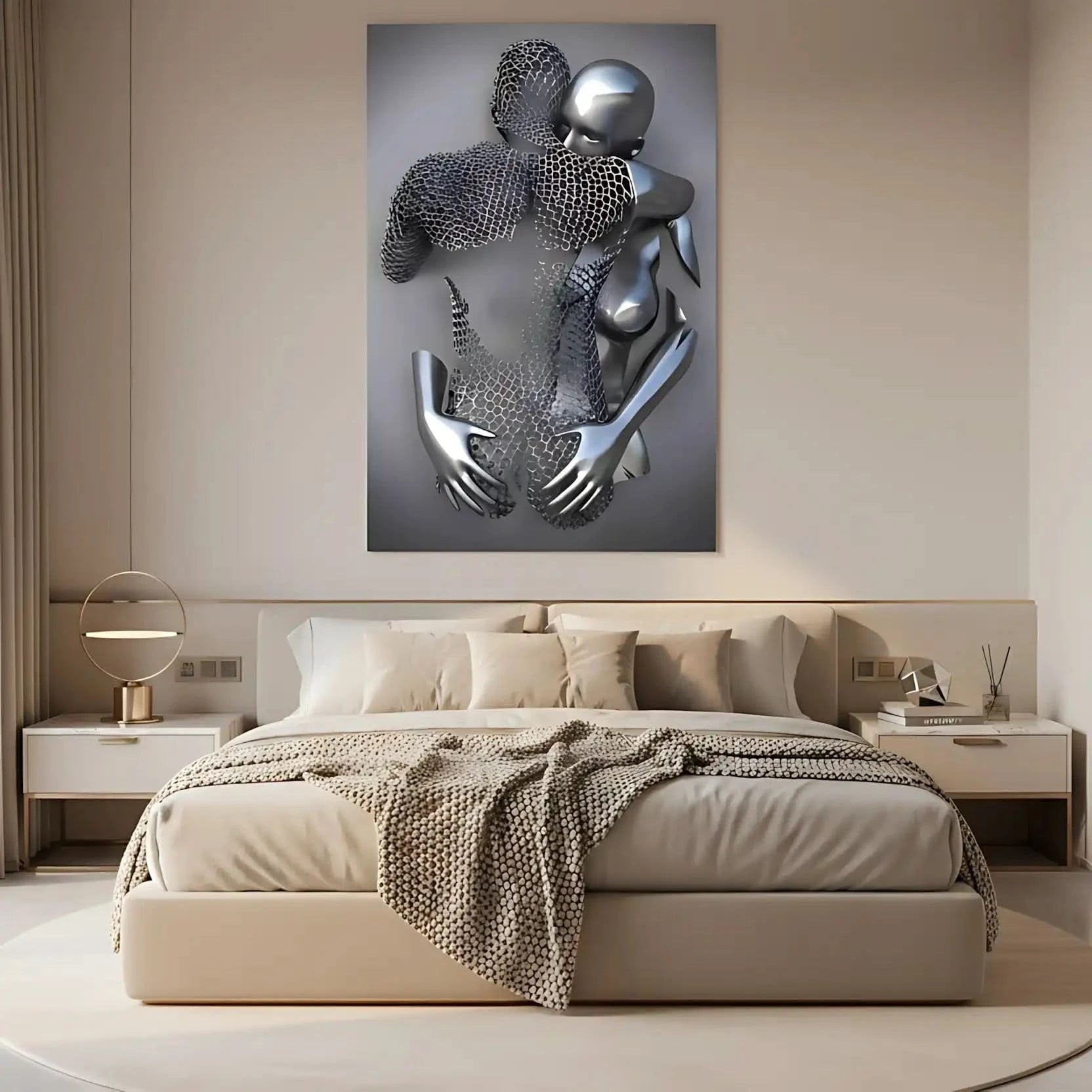 Deux corps métalliques enlacés, argenté lisse et maille grise, dans un tableau abstrait symbolisant l'intimité mystérieuse.