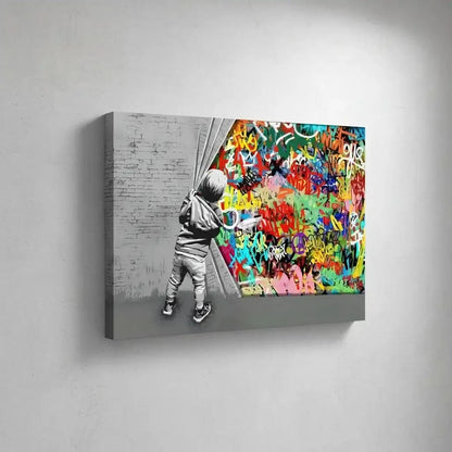 Enfant découvrant un monde de graffitis multicolores, contraste noir et blanc, ambiance dynamique pour salon moderne.