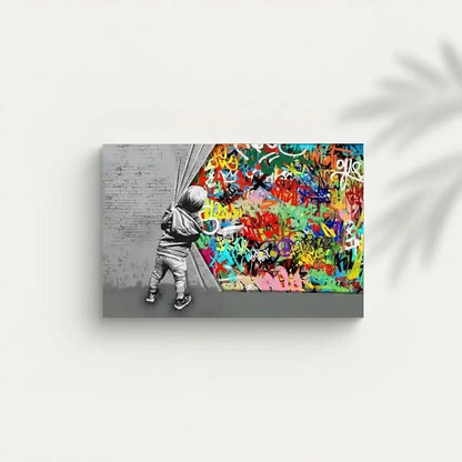 Enfant découvrant un monde de graffitis multicolores, contraste noir et blanc, ambiance dynamique pour salon moderne.