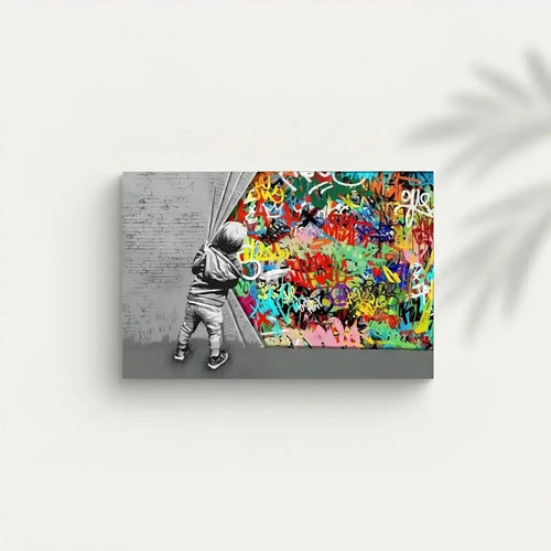 Enfant découvrant un monde de graffitis multicolores, contraste noir et blanc, ambiance dynamique pour salon moderne.