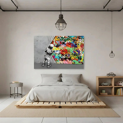 Enfant découvrant un monde de graffitis multicolores, contraste noir et blanc, ambiance dynamique pour salon moderne.