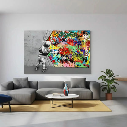 Enfant découvrant un monde de graffitis multicolores, contraste noir et blanc, ambiance dynamique pour salon moderne.