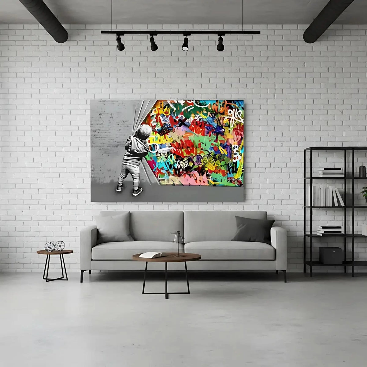 Enfant découvrant un monde de graffitis multicolores, contraste noir et blanc, ambiance dynamique pour salon moderne.
