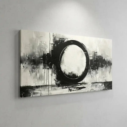 Oeuvre abstraite avec un cercle noir central, entouré de coups de pinceau dynamiques en noir, blanc et gris, créant une ambiance moderne et intemporelle.