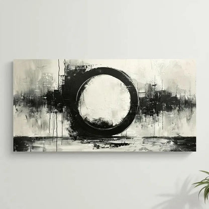 Oeuvre abstraite avec un cercle noir central, entouré de coups de pinceau dynamiques en noir, blanc et gris, créant une ambiance moderne et intemporelle.