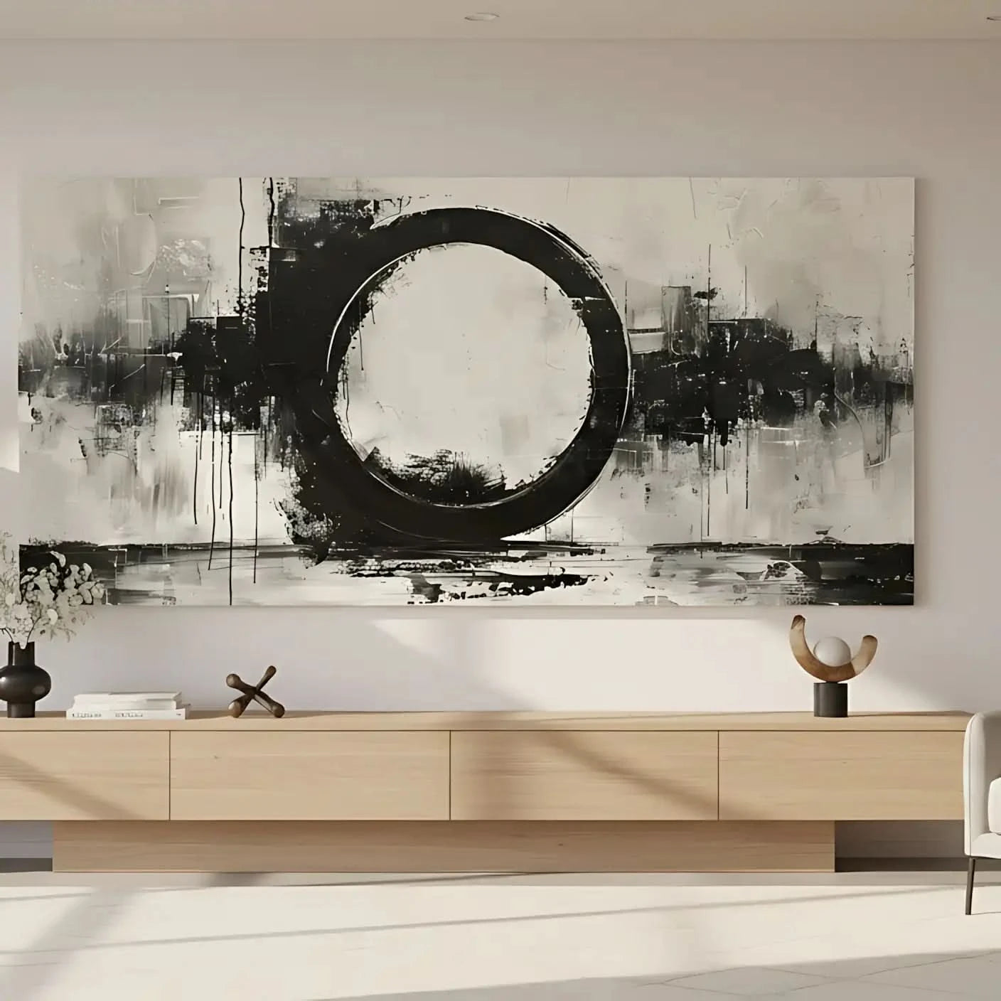 Oeuvre abstraite avec un cercle noir central, entouré de coups de pinceau dynamiques en noir, blanc et gris, créant une ambiance moderne et intemporelle.