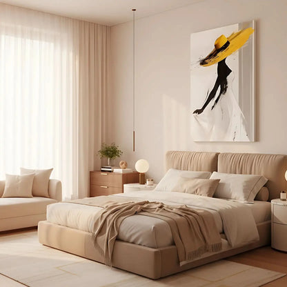 Illustration d’une femme en silhouette élégante avec des touches de jaune vibrant, créant une ambiance de sophistication et mouvement.