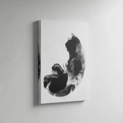 Illustration d’encre en mouvement, apportant une ambiance mystérieuse et fluide à l’espace.