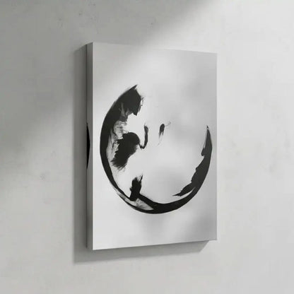 Illustration d’encre en mouvement, formant des volutes abstraites et contrastées, pour une atmosphère intrigante.