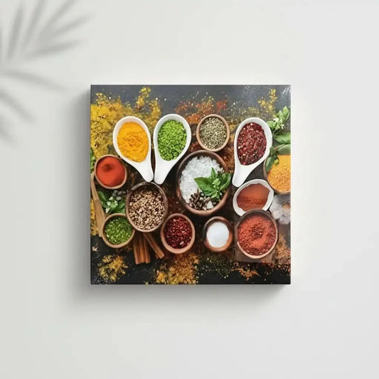 Nature morte d’épices variées: cumin, paprika rouge, curcuma jaune, basilic vert et sel; composition dynamique pour cuisine.