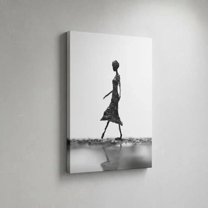 Photographie en noir et blanc d'une silhouette féminine élégante marchant, idéale pour une décoration moderne.