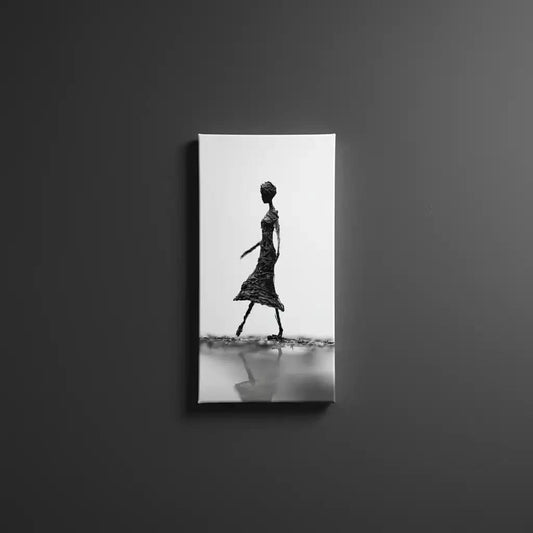 Photographie en noir et blanc d'une silhouette féminine élégante marchant, idéale pour une décoration moderne.