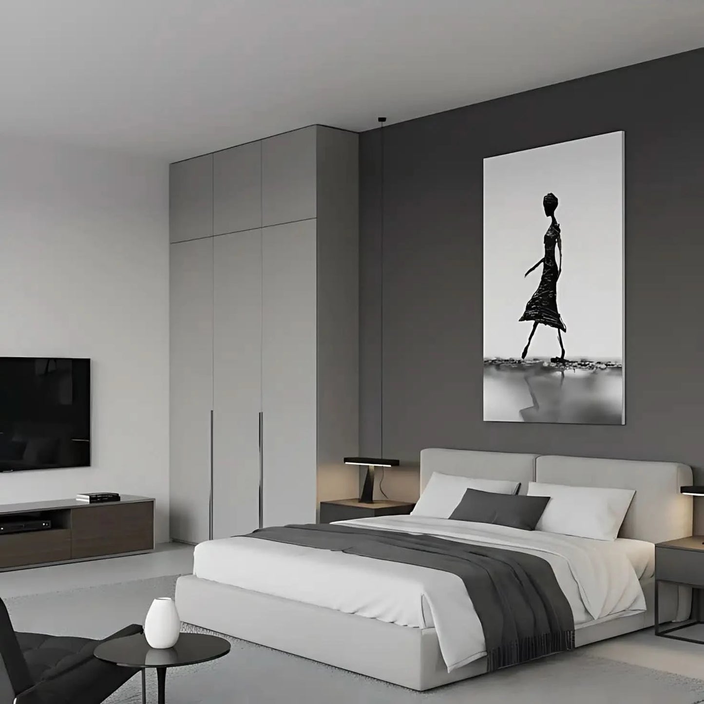 Photographie en noir et blanc d'une silhouette féminine élégante marchant, idéale pour une décoration moderne.
