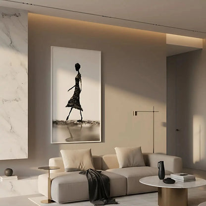 Photographie en noir et blanc d'une silhouette féminine élégante marchant, idéale pour une décoration moderne.