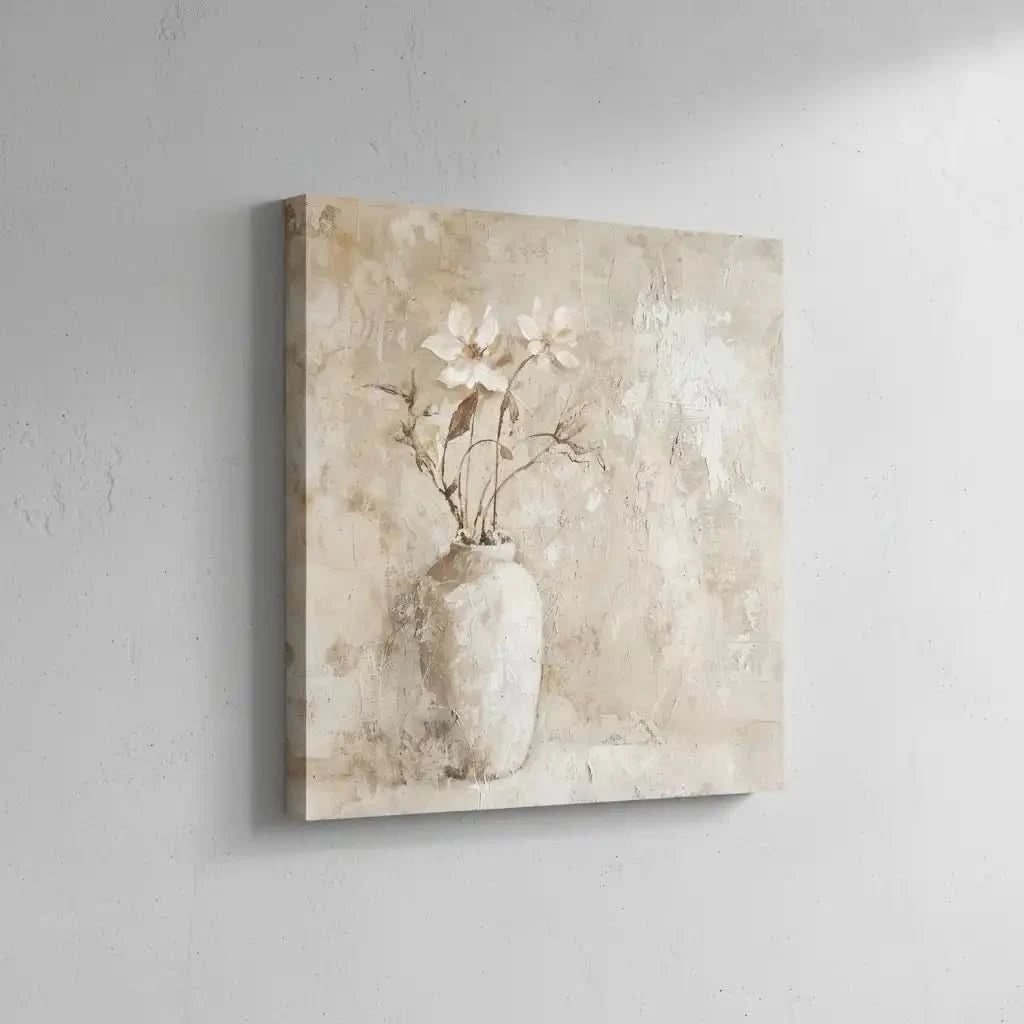 Une peinture de fleurs délicates dans un vase blanc, capturant la beauté simple et naturelle de la nature.