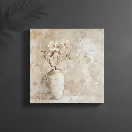 Une peinture de fleurs délicates dans un vase blanc, capturant la beauté simple et naturelle de la nature.