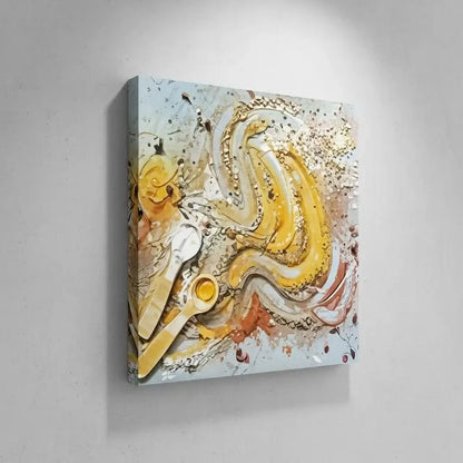 Tourbillon de miel doré et caramel avec éclats beige et brun et cuillères argentées; oeuvre chaleureuse pour cuisine ou salon.