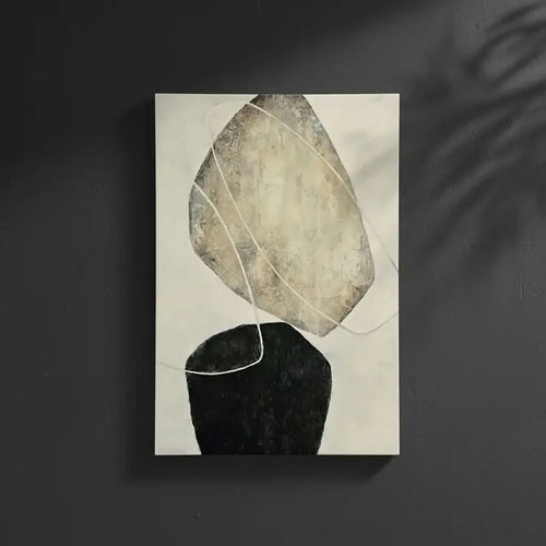 Tableau abstrait avec formes suspendues en tons beige et noir. Style moderne, idéal pour un salon épuré.