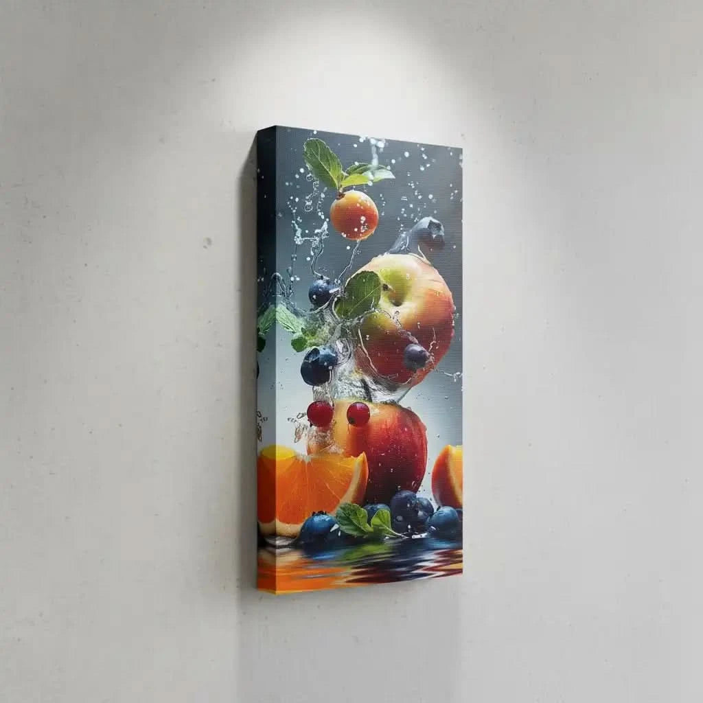 Fruits frais, dont des pommes, des bleuets et des agrumes, éclaboussant dans l'eau, créant un effet rafraîchissant, parfait pour cuisine