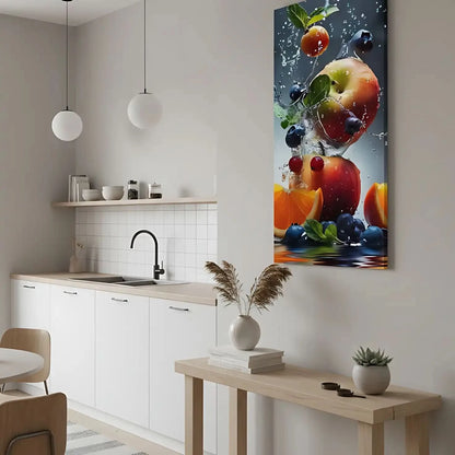 Fruits frais, dont des pommes, des bleuets et des agrumes, éclaboussant dans l'eau, créant un effet rafraîchissant, parfait pour cuisine