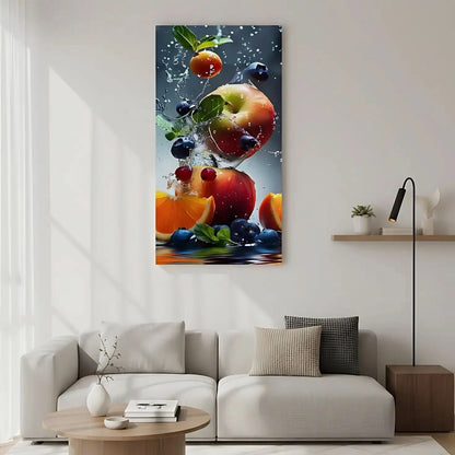 Fruits frais, dont des pommes, des bleuets et des agrumes, éclaboussant dans l'eau, créant un effet rafraîchissant, parfait pour cuisine