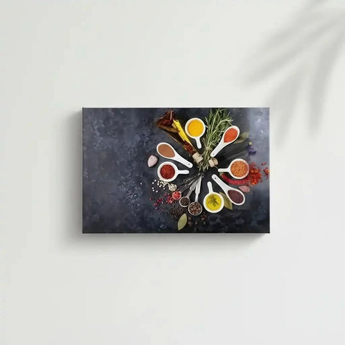 Couronne d’épices moderne: cuillères blanches, curcuma jaune, paprika rouge, herbes; composition harmonieuse pour cuisine.