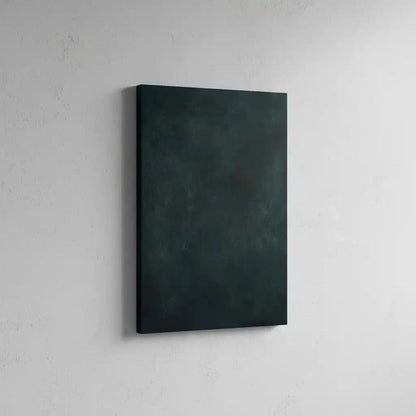 Tableau abstrait en vert foncé avec textures subtiles. Atmosphère énigmatique et apaisante, idéal pour un salon.