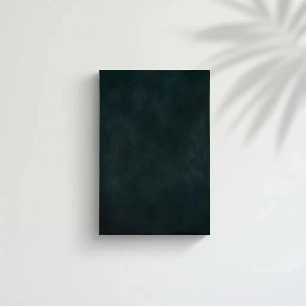 Tableau abstrait en vert foncé avec textures subtiles. Atmosphère énigmatique et apaisante, idéal pour un salon.